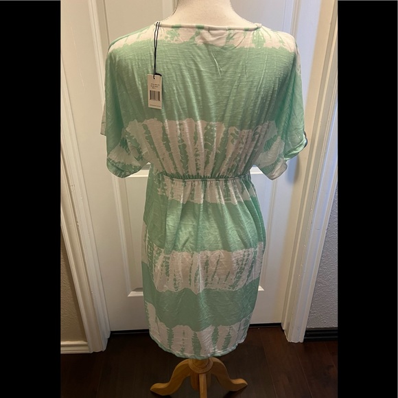 Cover up features no lining, V-neck, flutter sleeves dress - Picture 2 of 4